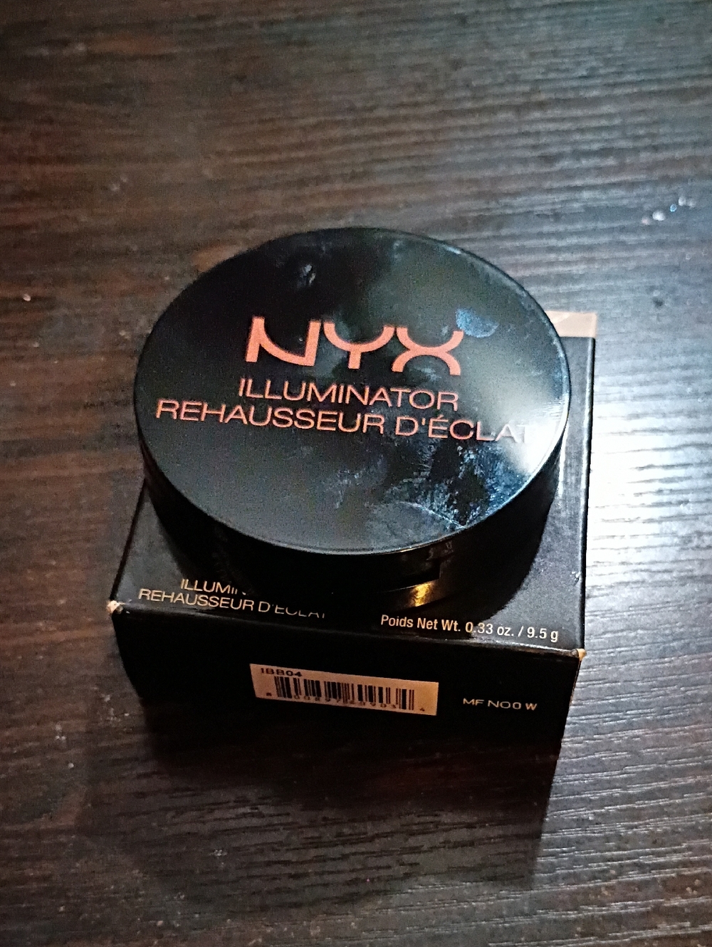 NYX Illuminator Compact - Black with Rose Gold Logo
